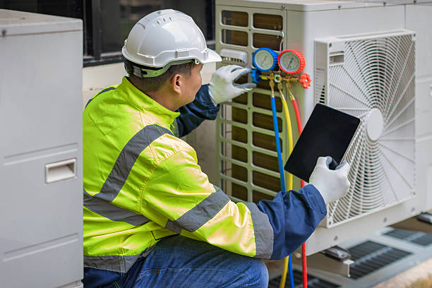 Professional Hvac technician working in Riverview, FL
